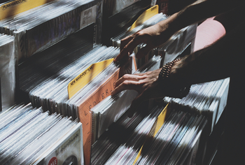 UK recorded music revenues continue recovery in 2021